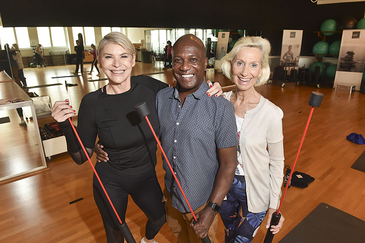 Barbara Klein (CEO Flexi-Sports), AJ Green (Studiobesitzer), Kristina Tröger (Presidentin des Clubs europäischer Unternehmerinnen): Kirchharz Einladung von Barbara Klein an den Club der europäischen Unternehmerinnen zur Flexi-Bar Sportstunde im AJ´s Fitness in München am 07.02.2025 ©Foto: BrauerPhotos / Goran Nitschke 